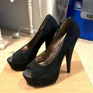 Black peep toe heels .. very classy and sexy!!